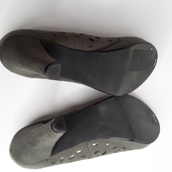 Yellow Box olive faux suede platform pumps - Picture 5 of 8